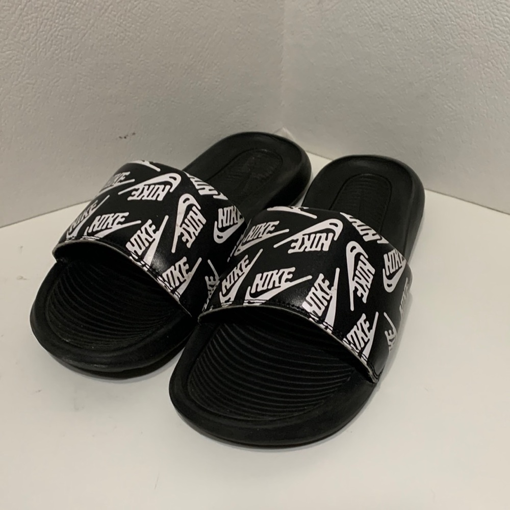 Black Nike Victori Print Slides
